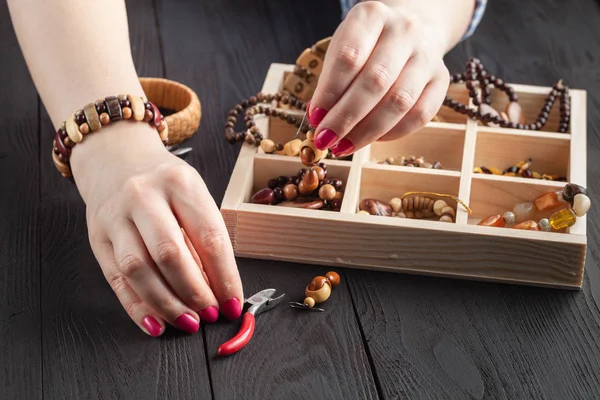 Noche libre haciendo cuentas. Mujer ocio trabajo en casa, masterclass concepto — Foto de Stock