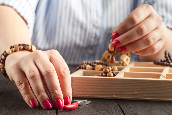 Mooie vrouwen aan de tafel maken sieraden — Stockfoto