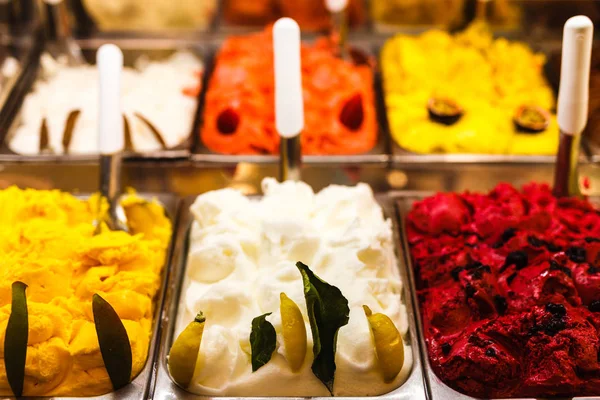 Helados gourmet italiano gelatto exhibición en la tienda —  Fotos de Stock