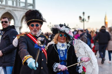 Venedik, İtalya 17 Şubat 2019: Venedik 'teki karnaval sırasında San Marco Meydanı' nda karnaval kostümlü insanlar