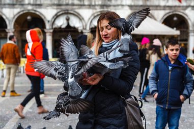 Venedik, İtalya 17 Şubat 2019: Venedik 'teki karnaval sırasında San Marco Meydanı' nda karnaval kostümlü insanlar