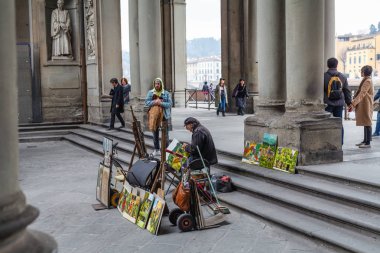 Floransa, İtalya 17 Şubat 2019: Uffizi Müzesi önündeki meydanda sokak sanatçısı