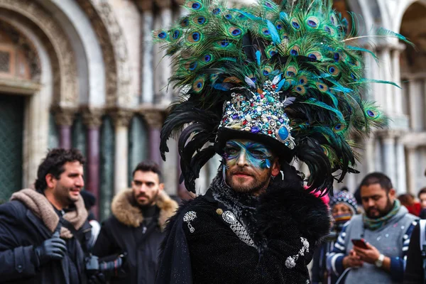 VENICE, ITALY – FEBRUARY 17, 2019: People in carnival costumes on Piazza San Marco in Venice during the carnival — Stock Photo, Image