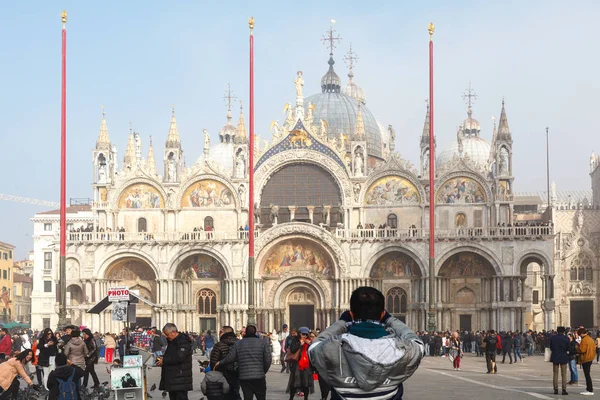 Venice, Italy – February 17, 2019: People in carnival costumes on Piazza San Marco in Venice during the carnival — Φωτογραφία Αρχείου