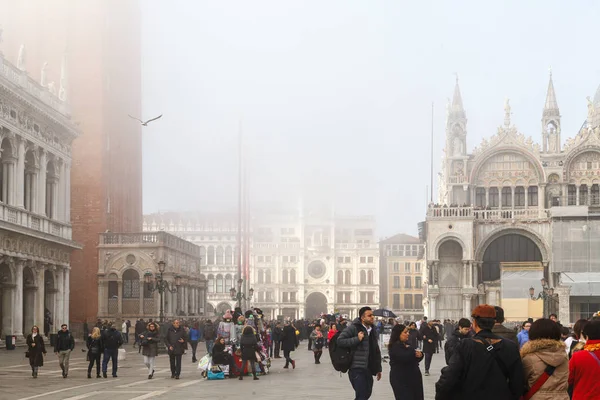 Venice, Italy – February 17, 2019: People in carnival costumes on Piazza San Marco in Venice during the carnival — Φωτογραφία Αρχείου