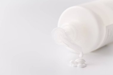 Beyaz plastik kozmetik köpük pompa şişesi