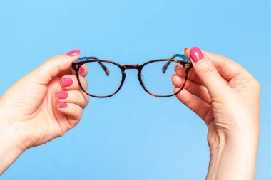 Görme düzeltmesi için gözlük tutan göz doktoru