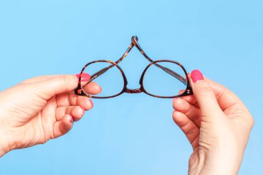 ptometrist yeni optik gözlük veren