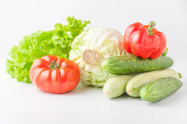 Огірки та помідори для дієти та здорового харчування. Свіжа вегета — стокове фото