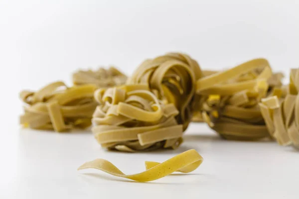 Ninhos de tagliatelle espinafre italiano em branco — Fotografia de Stock