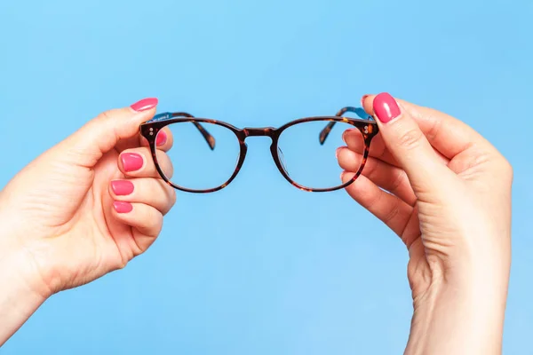 Szemész gazdaság szemüveg korrekció látás — Stock Fotó