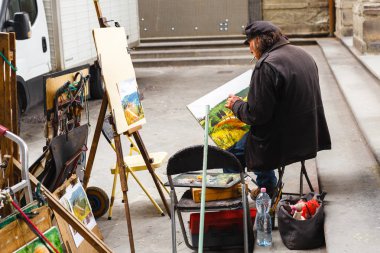 Floransa, İtalya 17 Şubat 2019 Uffizi Müzesi önündeki meydanda sokak sanatçısı