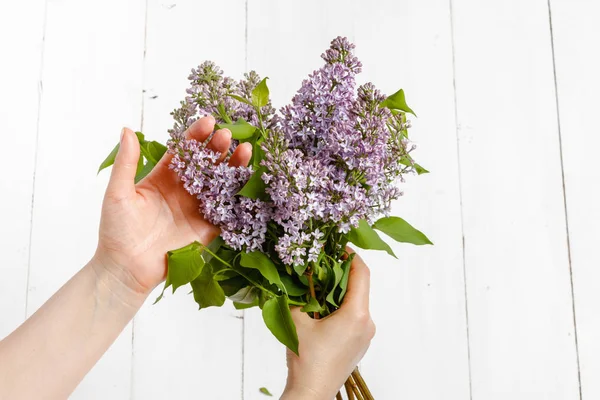 Spring lilac bouquet in the woman hands — Stock Photo, Image