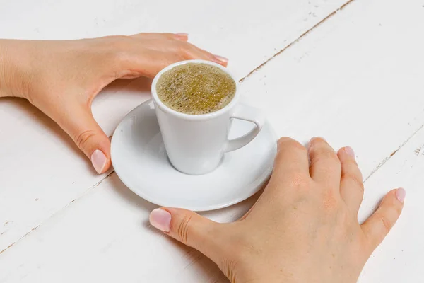 Високий кут нахилу жіночих рук тримає чашку міцної кави — стокове фото