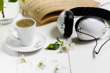 Çiçek açan bahçede romantik kahve, bahar kahvaltısı