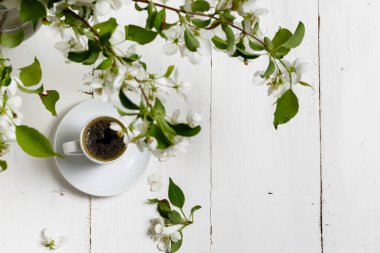 Bahar çiçekleri ve bir çay fincanı o küçük narin zarif buket