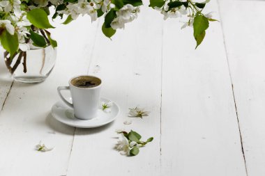 Bahar natürmortu. Elma ağacı çiçekleri ve evcil hayvan ile kahve Fincan