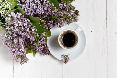 Kahve fincanı ve Bahçe masaya leylak renkli çiçek