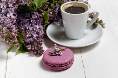 Bahar çiçekleri ve bir çay fincanı o küçük narin zarif buket