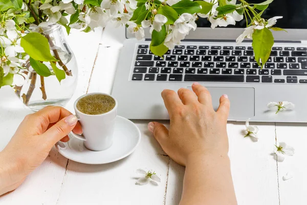 Női üzleti koncepció laptop, tavaszi virágok csokor — Stock Fotó