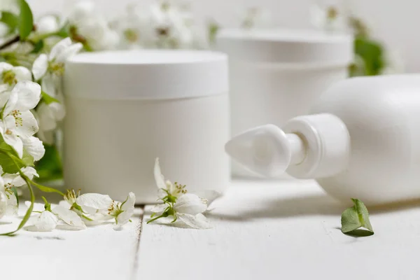 Zestaw do pielęgnacji skóry w/Wiosna Kwiaty na białym — Zdjęcie stockowe