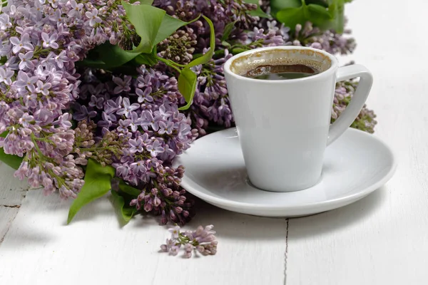 Mały delikatny elegancki bukiet wiosennych kwiatów i Teacup o — Zdjęcie stockowe