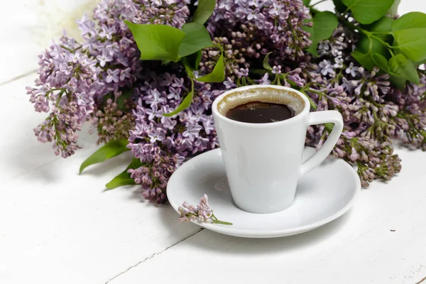 Café para el desayuno y flores lila. Enfoque selectivo — Foto de Stock