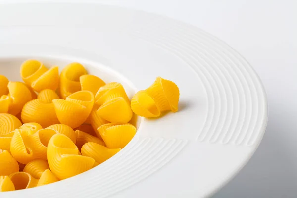 Massa Conchiglie seca close-up em branco — Fotografia de Stock