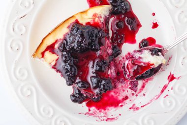 Tabağında çilek olan lezzetli bir peynirli kek.