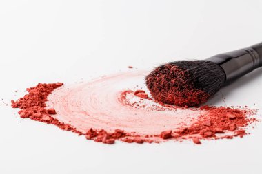 Kırmızı allık ile makyaj fırçası arka plan beyaz serpilir. Yapmak 