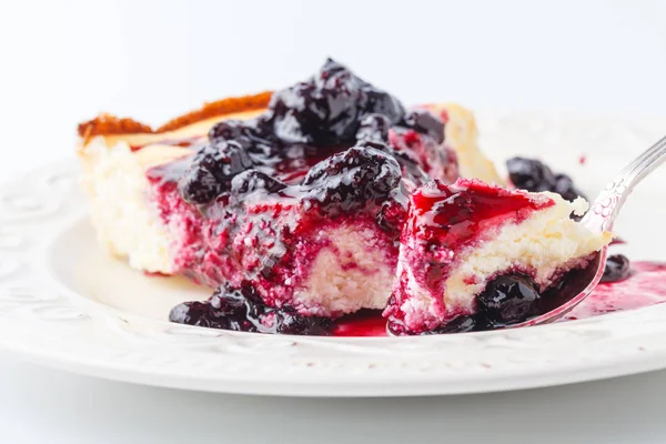 Десерт - Грушевый торт с ягодами — стоковое фото