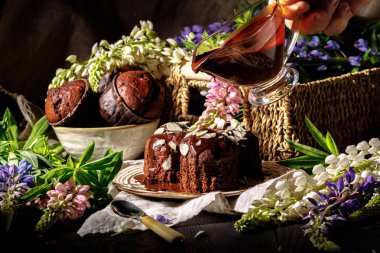 Koyu arka plan, seçici odak üstünde çikolata şurubu ile çikolatalı kek