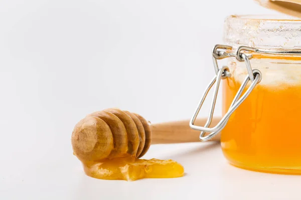 Holzdipper mit einem Glas Honig — Stockfoto