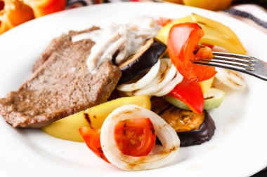 Barbekü yemeği. Biftek ve ızgara sebzeler