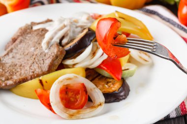 Izgara biftek ve pişmiş sebze