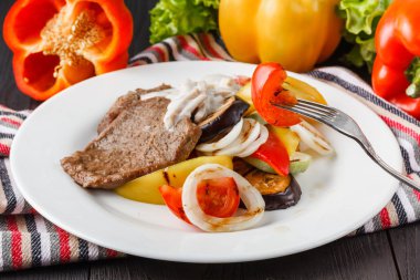 Barbekü yemeği. Biftek ve ızgara sebzeler