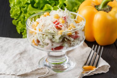 Güzel dekore edilmiş yemek sofrası, farklı yemekler.