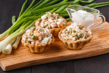 tartlets jambon, peynir, biber ve domates ile snack. Meydanı. C