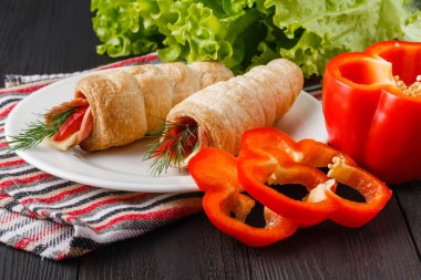 Koyu ahşap backgroun jambon ve salata yaprağı ile taze kruvasan