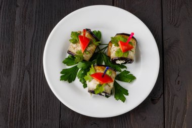 Krem peynirli, sarımsaklı ve otlu ızgara patlıcan.