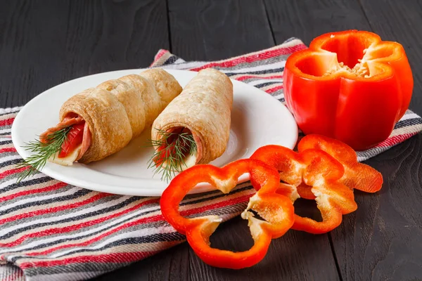 Wraps im Sushi-Stil mit Chicken Peperoni, Gemüse und Nüssen. h — Stockfoto