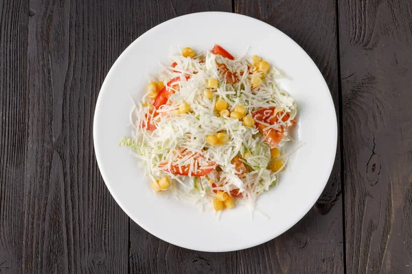 Ahşap masada ahşap tabakta taze salata