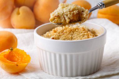 Sağlıklı kahvaltı için meyve crumble pasta