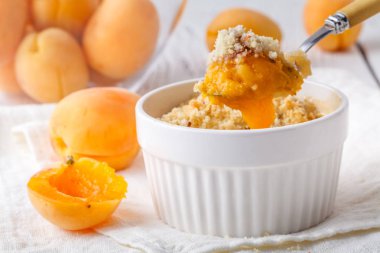 Beyaz masada crumble kayısı pasta, sabah tatlı