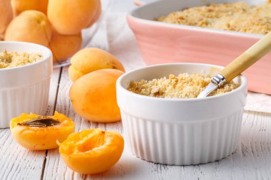 mevsim meyveleri tatlı hizmet vermeye hazır krema ile çöker