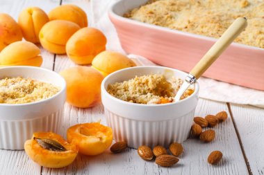 Sağlıklı kahvaltı için meyve crumble pasta