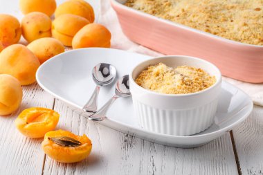 Sağlık için kahvaltı konsepti, kayısı crumble pasta