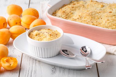 kayısı ve tarçın ile masada servis ufalamak