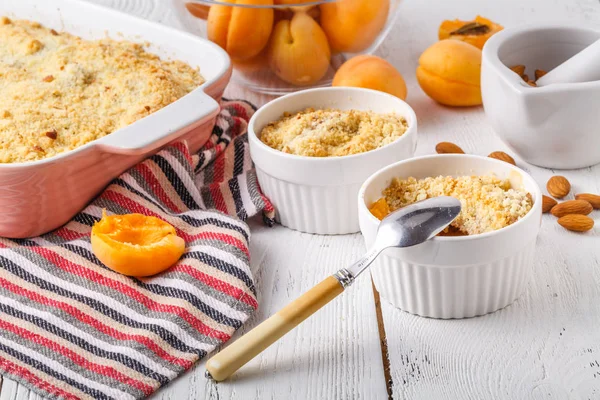 Frühstückskonzept für Gesundheit, Aprikosenkrümelkuchen — Stockfoto