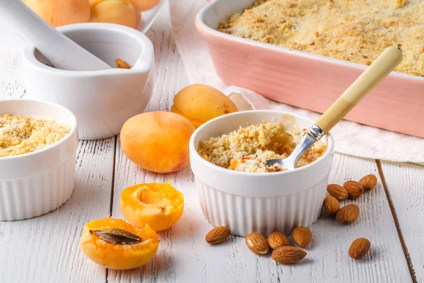 Freshly baked crumble with vanilla ice cream — Stock Photo, Image